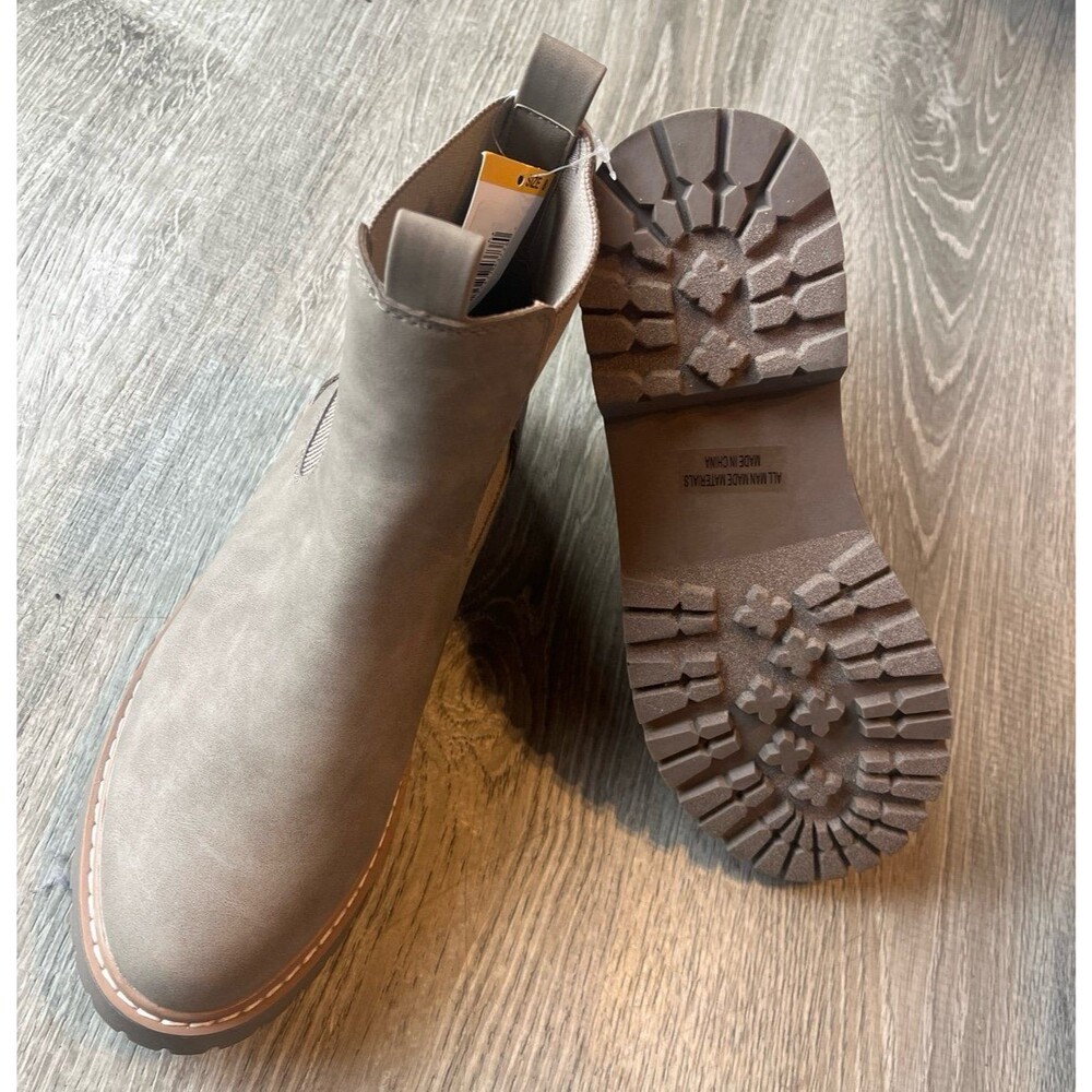 Boots - Picture 7 of 8